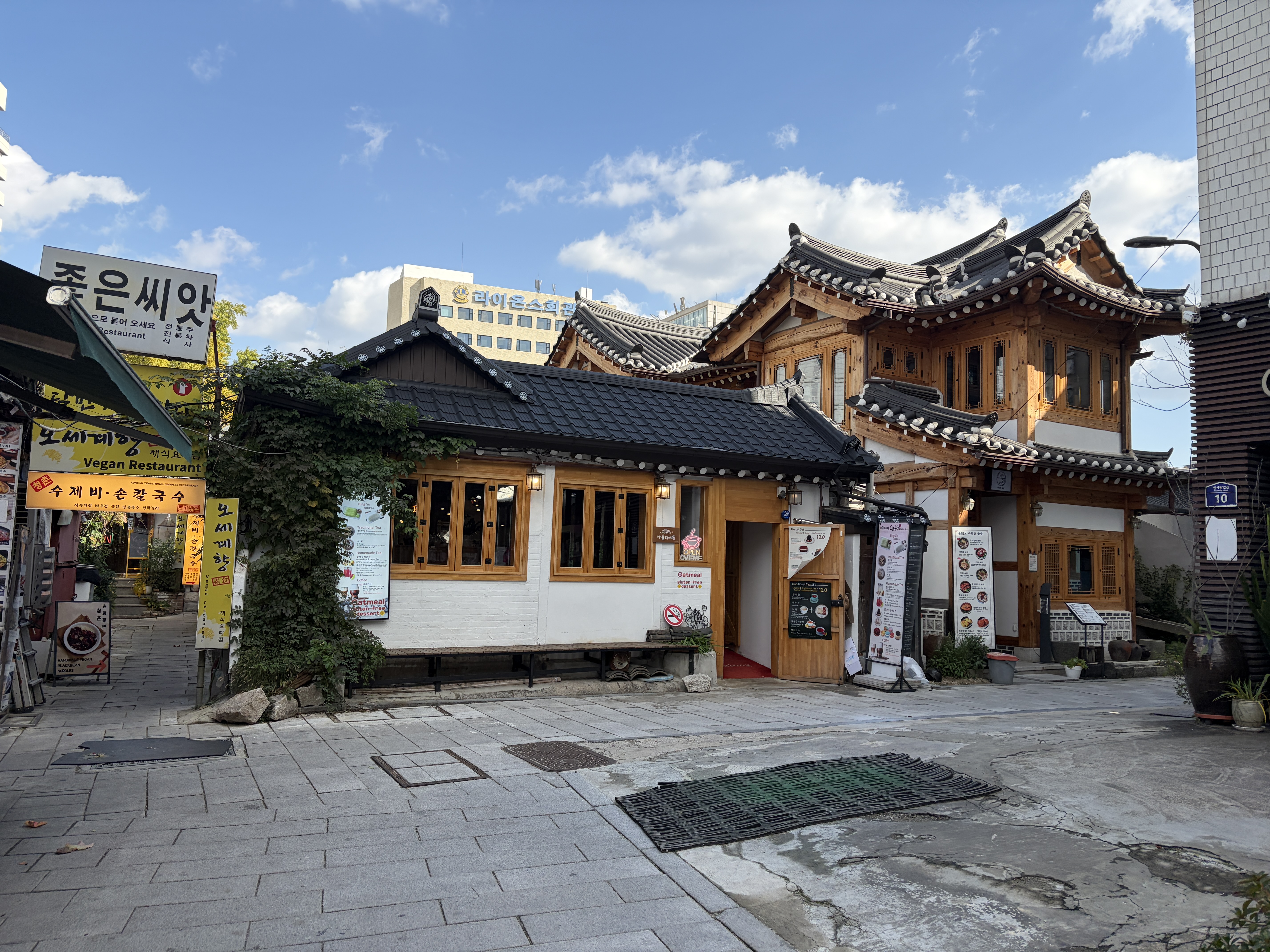 Insa-dong one pretty building